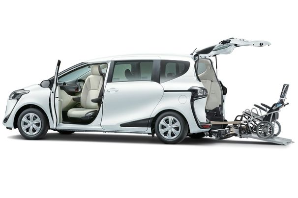 X 車いす仕様車(タイプⅢ)“助手席側セカンドシート付”