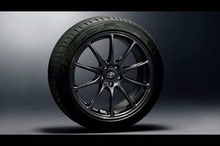 フロント:215/45R17 リヤ:235/45R17 タイヤ(ミシュランPilot Sport 4)&フロント:7?J リヤ:8?J 専用鍛造軽量アルミホイール(RAYS製 グレーメタリック塗装)+専用センターオーナメント