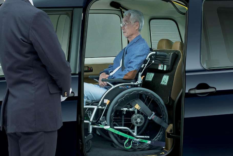 【モデル入り素材】車いす乗車(乗車後)
