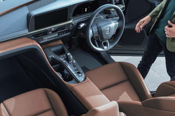 【モデル入り素材】SPORT Z（2.5Lハイブリッド車）