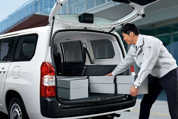 【モデル入り素材】GL（ハイブリッド車）