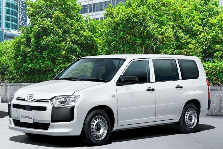 （左）：F（ハイブリッド車）