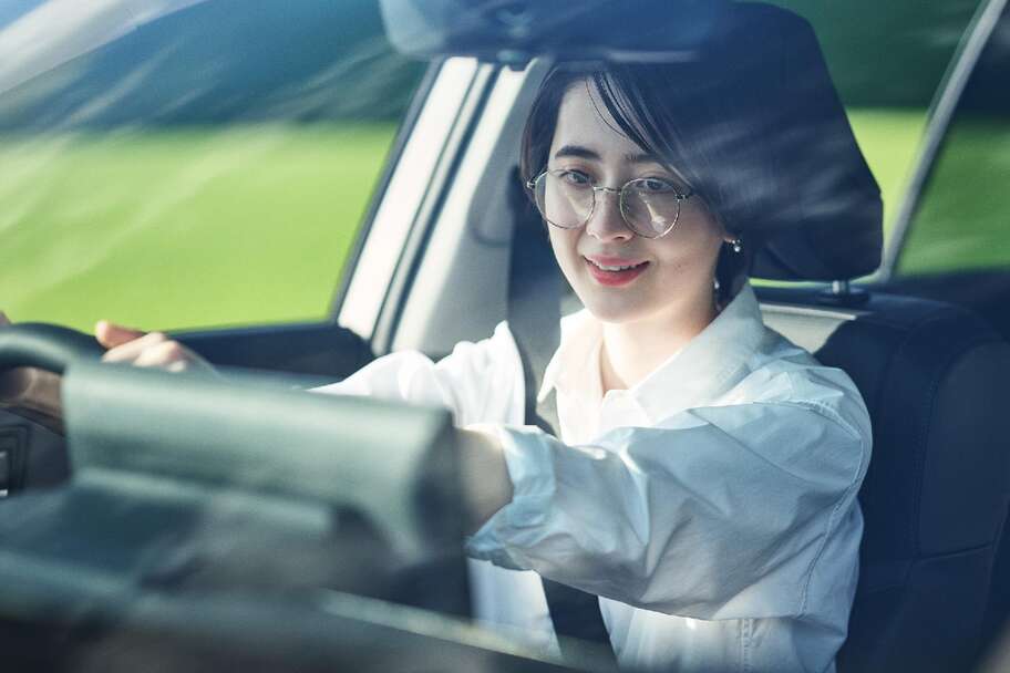 【モデル入り素材】運転しやすくなる「安心ナビ」　イメージ