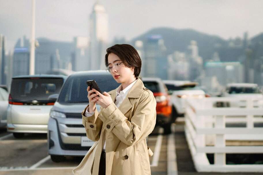 【モデル入り素材】スマホで見守る「安心セキュリティ」　イメージ