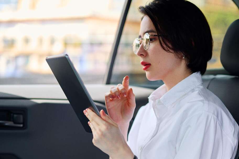 【モデル入り素材】心地よい体験をつくる「快適サービス」　イメージ