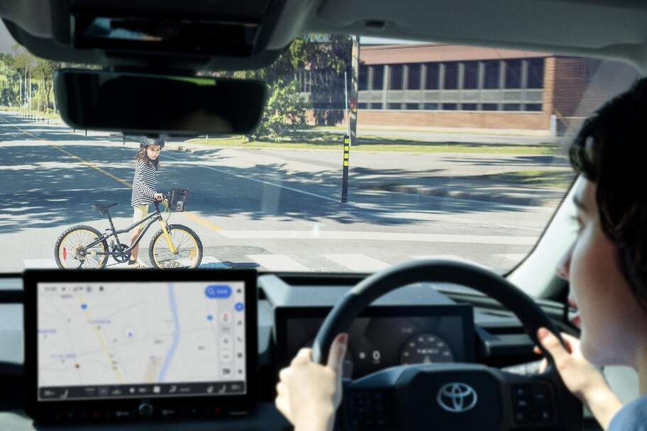 【モデル入り素材】ぶつからないをサポート　イメージ　