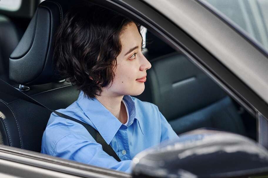 【モデル入り素材】駐車のしやすさをサポート　イメージ