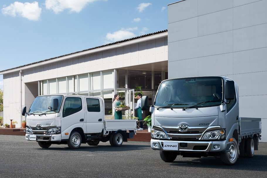 写真左はダブルキャブ・2WD・ジャストロー・木製デッキ・1.0トン積・2.0Lガソリン車
