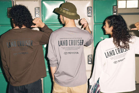 タイポグラフィ長袖Tシャツ