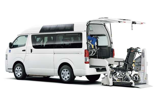 車いす仕様車“Aタイプ” ルーフサイドウインドウ装着車 2WD・2000ガソリン ロング・標準ボディ ボディカラーはホワイト