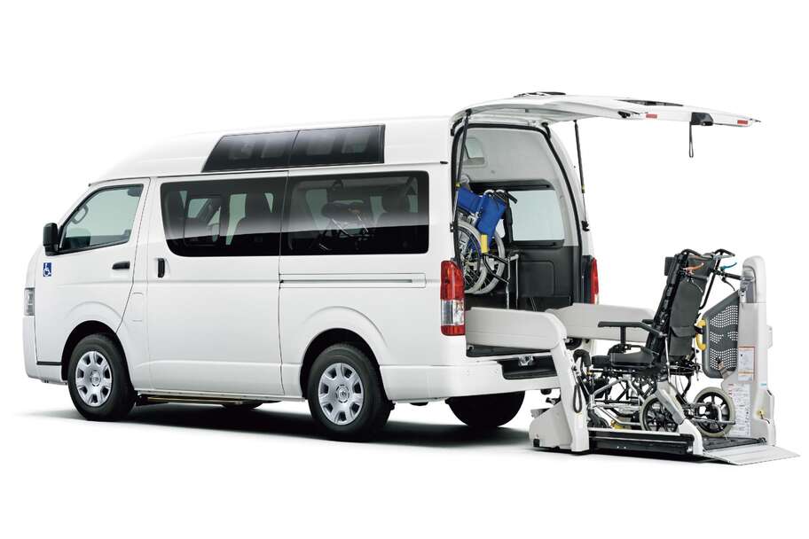 車いす仕様車“Aタイプ” ルーフサイドウインドウ装着車 2WD・2000ガソリン ロング・標準ボディ ボディカラーはホワイト