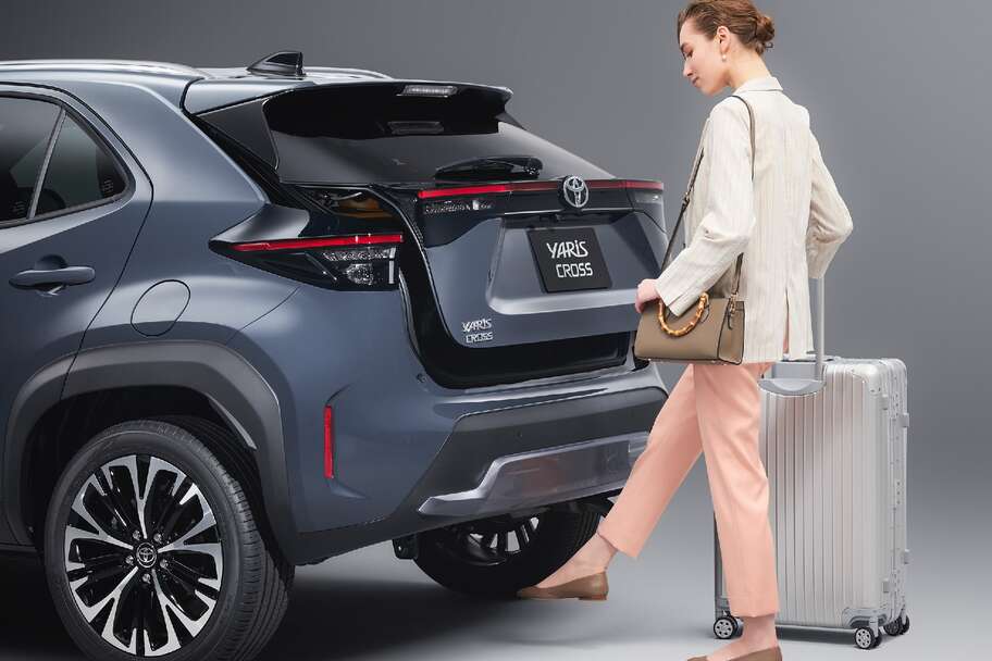 【モデル入り素材】ハンズフリーパワーバックドア（挟み込み防止機能・停止位置メモリー機能・予約ロック機能付）