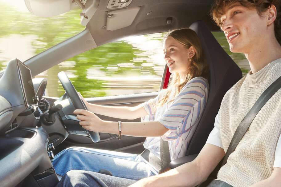 【モデル入り素材】G（ハイブリッド・2WD）