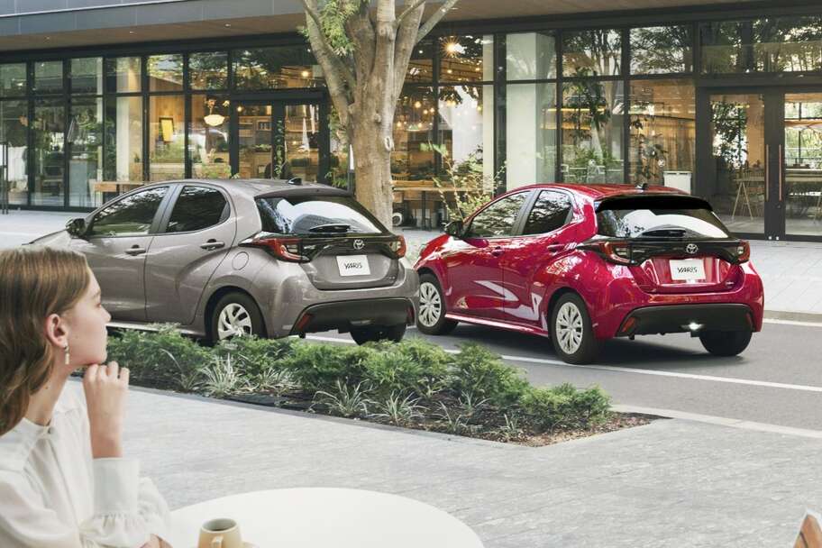 【モデル入り素材】（左）：G（ハイブリッド・2WD）