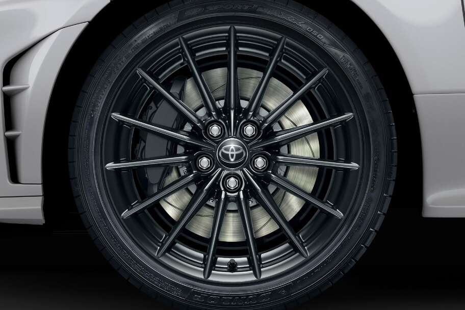 18インチ鋳造アルミホイール（ENKEI製）［RZに標準装備