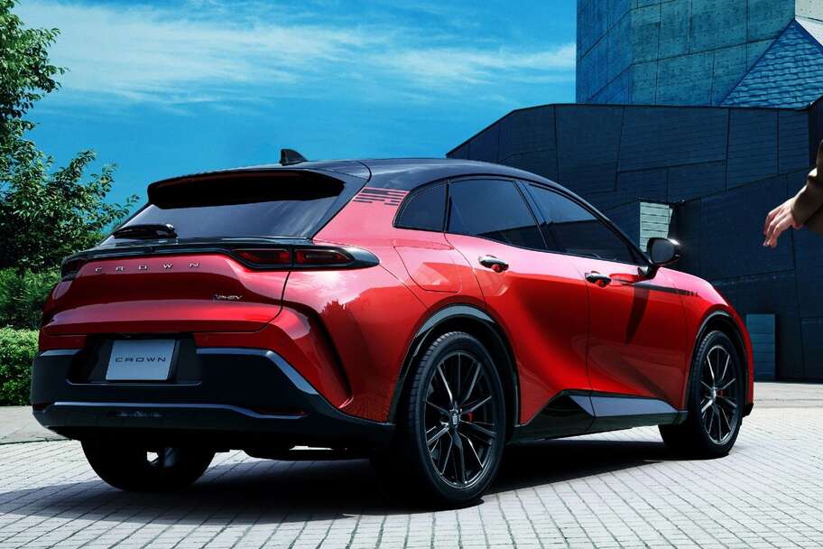 【モデル入り素材】SPORT RS（2.5Lプラグインハイブリッド車）