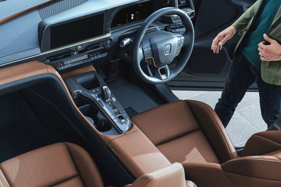 【モデル入り素材】SPORT Z（2.5Lハイブリッド車）