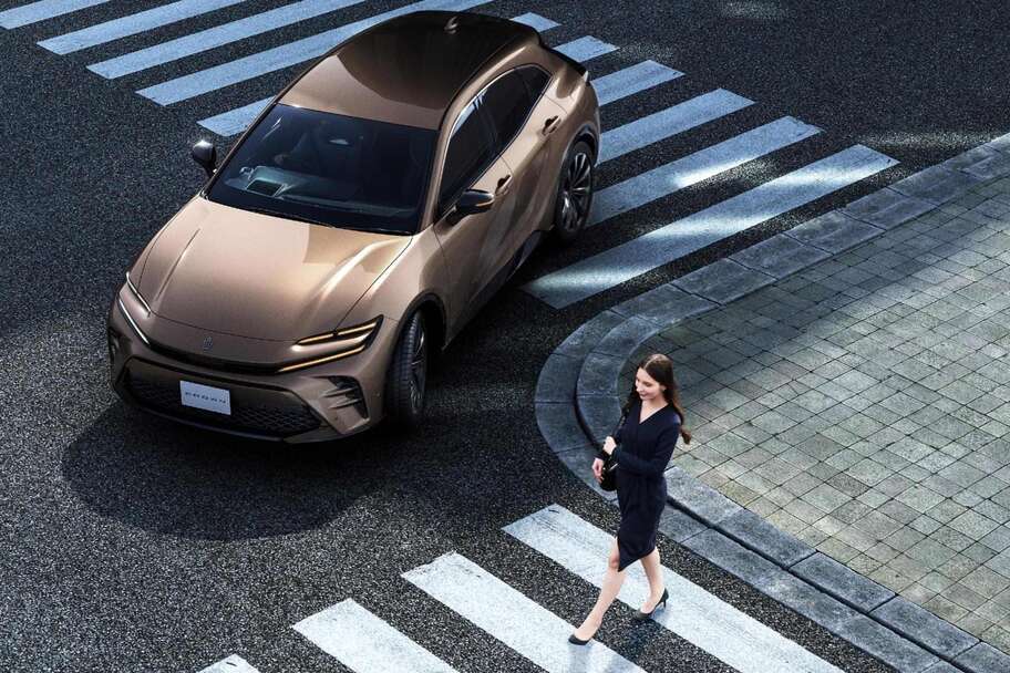 【モデル入り素材】SPORT Z（2.5Lハイブリッド車）